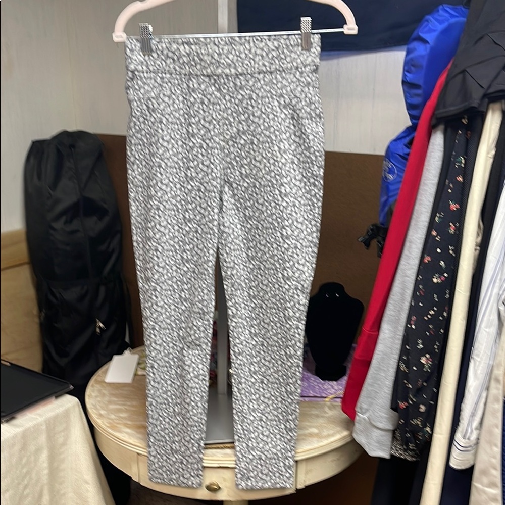 Time and Tru Gray and White Patterned Leggings